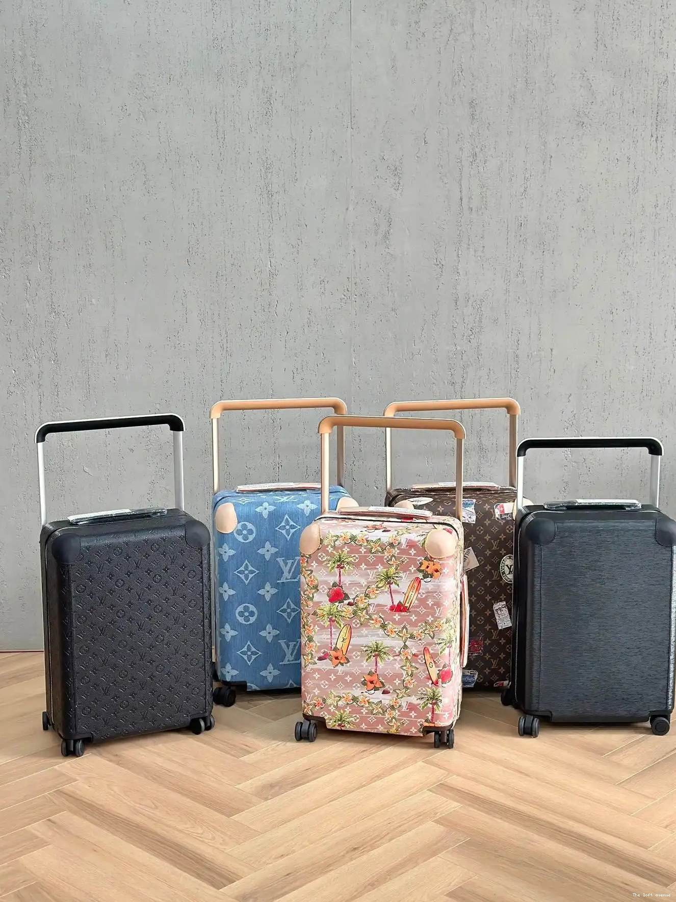 55 37L PATCHES CUSTOM HORIZON SUITCASE TRAVEL CABIN 0513